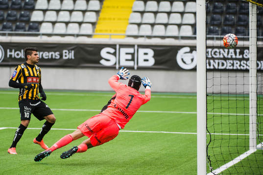 Häckens Paulinho gör 1-0 på Gefles målvakt Emil Hedvall