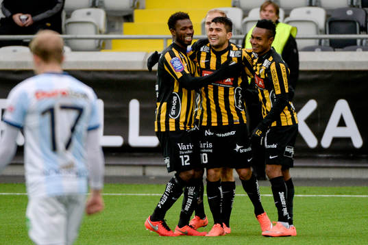 Häckens Mohammed Abubakari och Nasiru Mohammed jublar