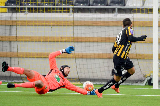 Häckens Paulo de Oliveira gör 4-0 bakom Gefles målvakt