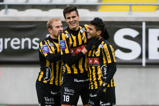 Häckens Kari Arkivuo och Alexander Jeremejeff jublar