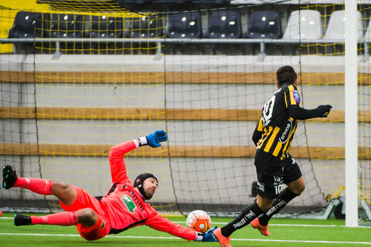 Häckens Paulo de Oliveira gör 2-0 på Gefles målvakt
