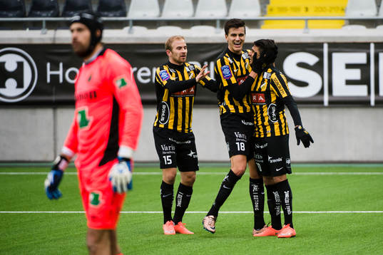 Gefles målvakt Emil Hedvall deppar medan Häckens Kari