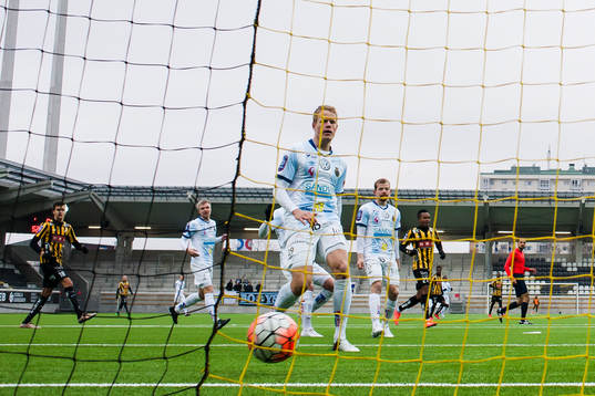Häckens Paulo de Oliveira gör 4-0 bakom Gefles målvakt