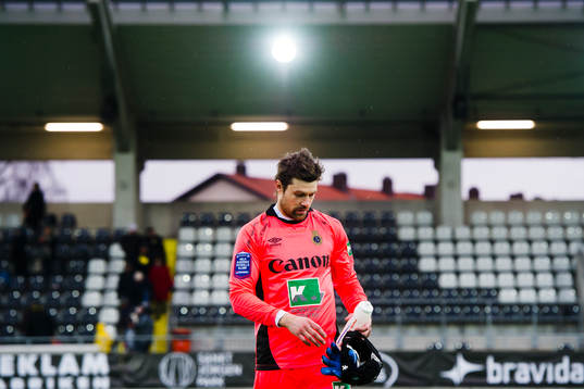 Gefles målvakt Emil Hedvall deppar