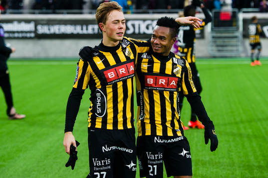 Häckens Joel Andersson och Nasiru Mohammed jublar