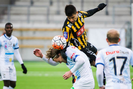 Häckens Paulo de Oliveira i nickduell med Gefles Anders