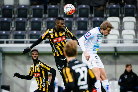 Häckens Tefu Mashamaite i nickduell med Gefles Johan Oremo