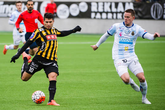 Häckens Paulo de Oliveira skjuter och Gefles Anton Lans