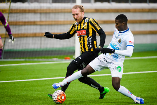 Häckens Emil Wahlström i kamp om bollen med Gefles