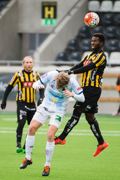 Häckens Mohammed Abubakari i nickduell med Gefles Johan