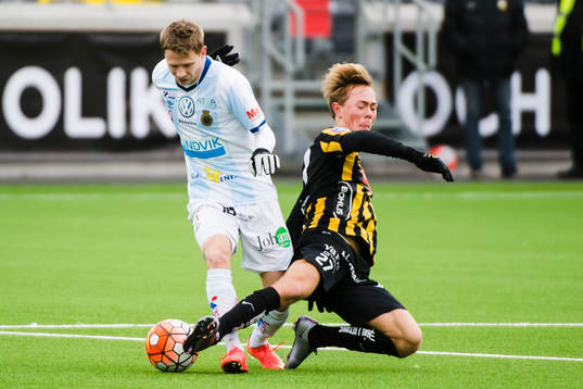 Häckens Joel Andersson glidtacklar Gefles Johan Bertilsson