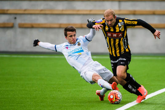 Gefles Simon Skrabb glidtacklar Häckens Kari Arkivuo