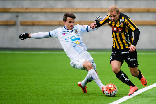 Gefles Simon Skrabb glidtacklar Häckens Kari Arkivuo