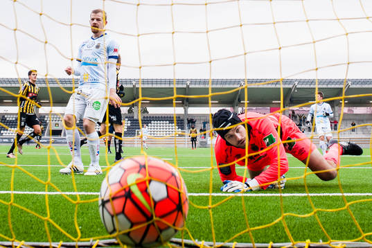 Gefles Jonas Lantto ser målvakt Emil Hedvall ligga och