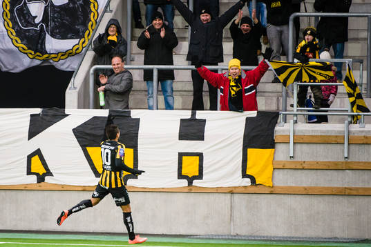 Häckens, Paulinho Paulo de Oliveira jublar framför fansen