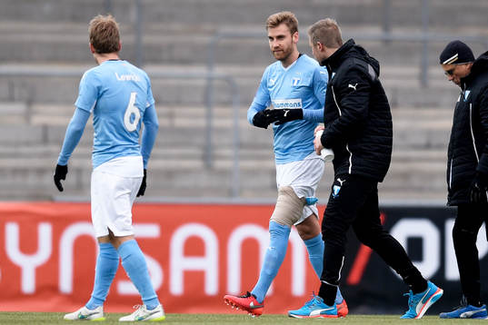 Malmö FFs Rasmus Bengtsson lämnar planen skadad