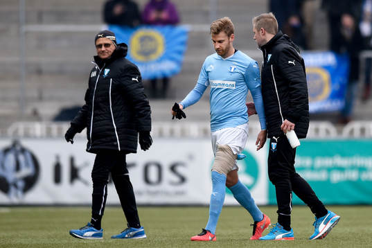 Malmö FFs Rasmus Bengtsson lämnar planen skadad