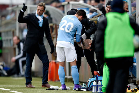 Malmö FFs Vladimir Rodic får sin handled lindad