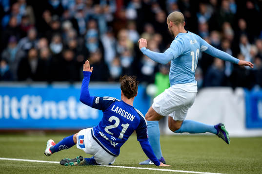 Sundsvalls Eric Larsson försöker stoppa men Malmö FFs