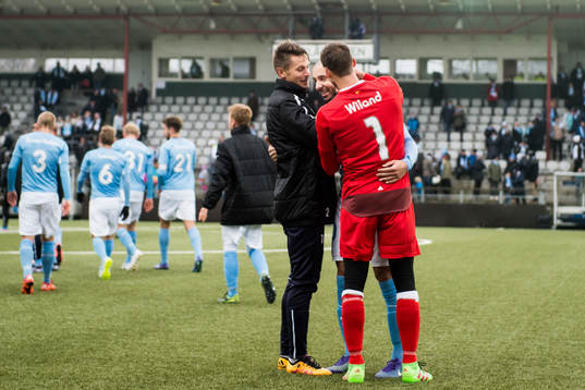 Malmö FFs Guillermo Molins kramas om av Markus Rosenberg