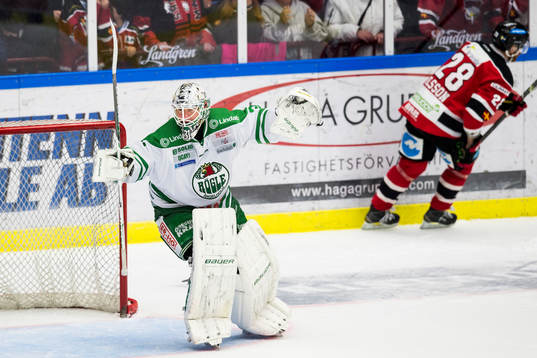 Rögles målvakt Lars Volden jublar