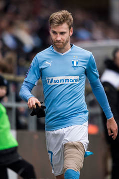 Malmö FFs Rasmus Bengtsson lämnar planen skadad