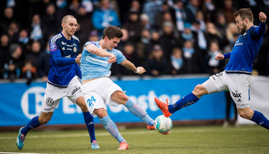 Malmö FFs Vidar Örn Kjartansson testar skott