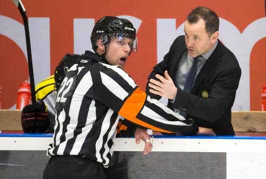 Brynäs tränare Thomas Berglund pratar med domaren