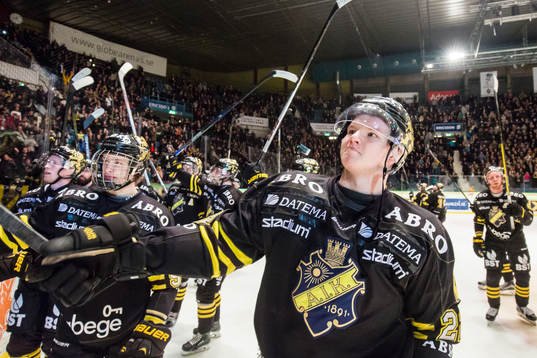 s Jesper Frödén jublar med lagkamrater