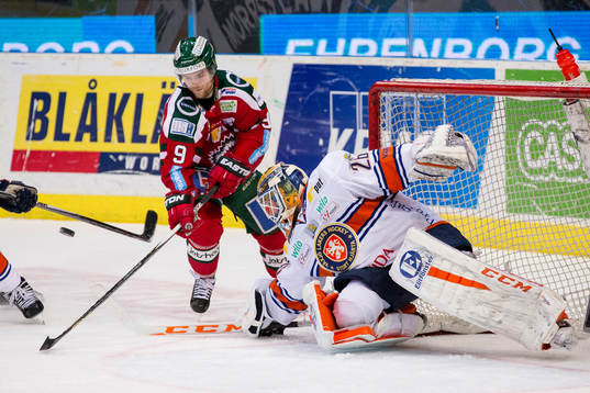 Frölundas Spencer Abbott mot Växjös målvakt Stefan Steen
