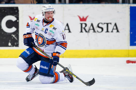 Växjös Alexander Johansson reser sig