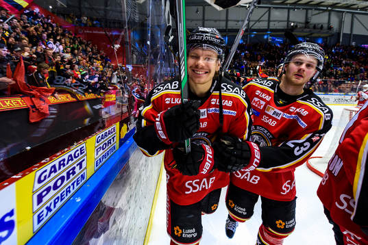 Luleås Marcus Oskarsson (v) och Lucas Wallmark (h) jublar