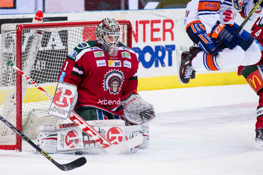 Frölundas målvakt Lars Johansson räddar ett skott