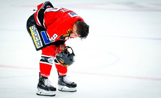 Örebros Libor Hudacek åker av isen skadad
