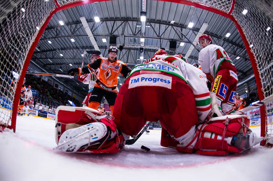 Modos målvakt Adam Reideborn har pucken mellan benen