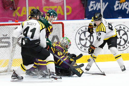 Brynäs Oskar Lindblom provar skott på Färjestads