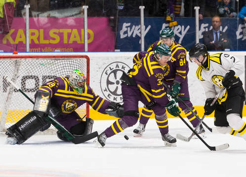 Brynäs Ponthus Westerholm attackerar medan Färjestads