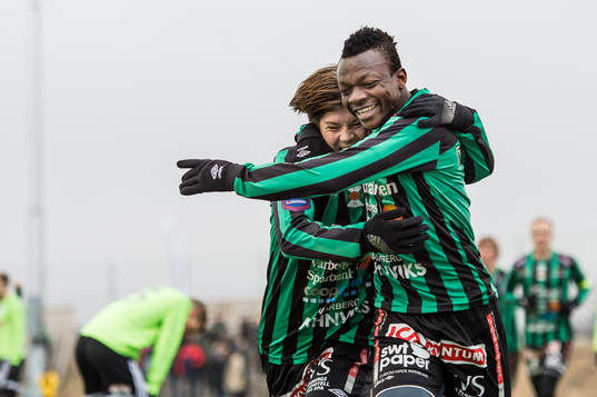 Varbergs Joel Palmquist och Thomas Boakye jublar