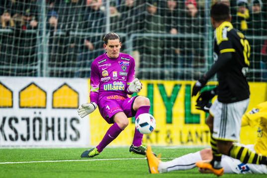 Falkenbergs målvakt Otto Martler med en räddning