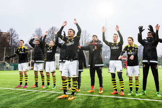 s Ahmed Yasin jublar med lagkamrater framför AIK:s