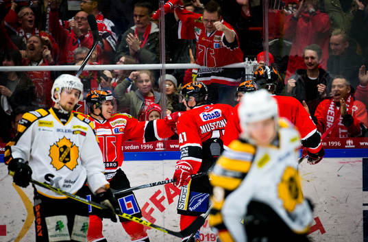 Örebros Joel Mustonen gör 2-1 och jublar med Daniel