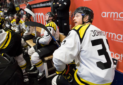 Brynäs Nick Johnson deppar i båset