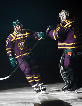 Färjestads Travis Turnbull och målvakt Justin Pogge vid