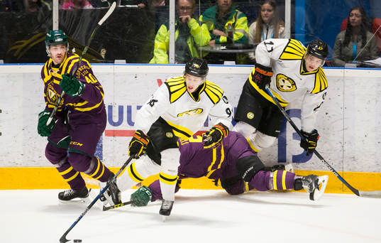 Färjestads Niclas Arell och Brynäs Oskar Lindblom och