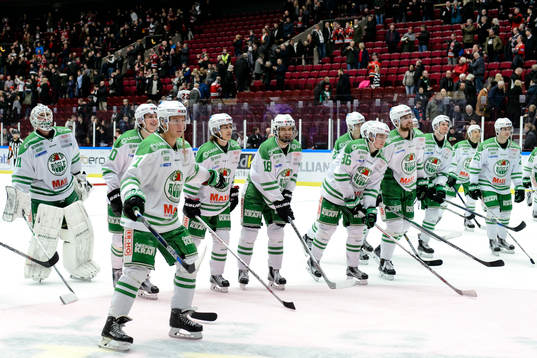 Rögles spelar jublar och tackar sina supporters