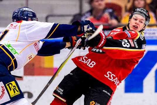 Djurgårdens Patrick Thoresen tacklar Luleås Christopher