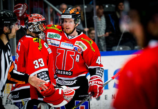Örebros målvakt Julius Hudacek och Anders Eriksson jublar