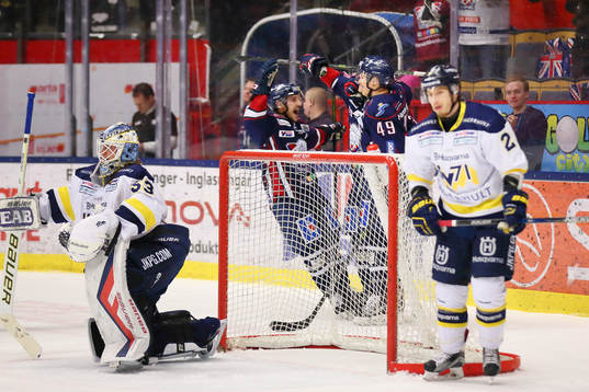 s Kristofer Berglund och målvakt Fredrik
