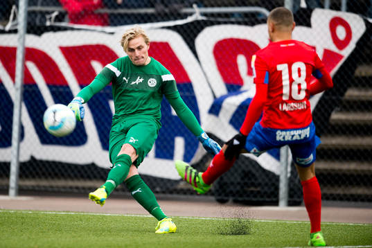 Helsingborgs Jordan Larsson framför Örebros målvakt