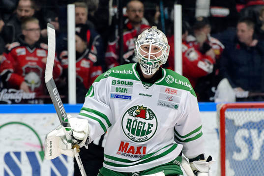 Rögles målvakt Lars Volden jublar